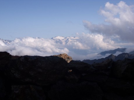 majestatne-Adamello-se-ztraci-v-mracich.jpg