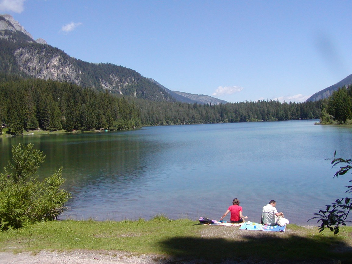 sulla spiaggia di lago Tovel