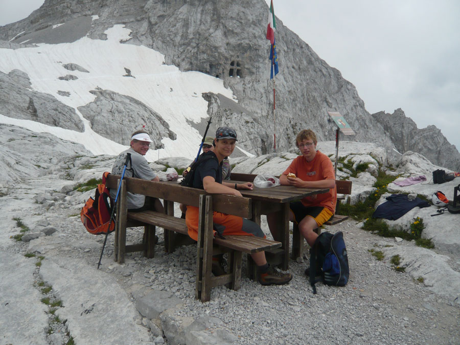 dolomiti-brenta-rifugio-dodici-apostoli.jpg